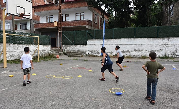 Trabzon'da mevsimlik işçilerin çocukları hem eğleniyor hem öğreniyor