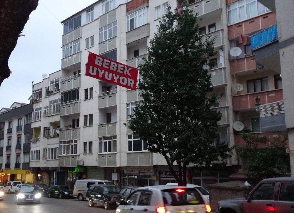 1695631914 784 Trabzonda bebek arac gurultusunden etkileniyor bu yuzden onun icin caddeye.webp