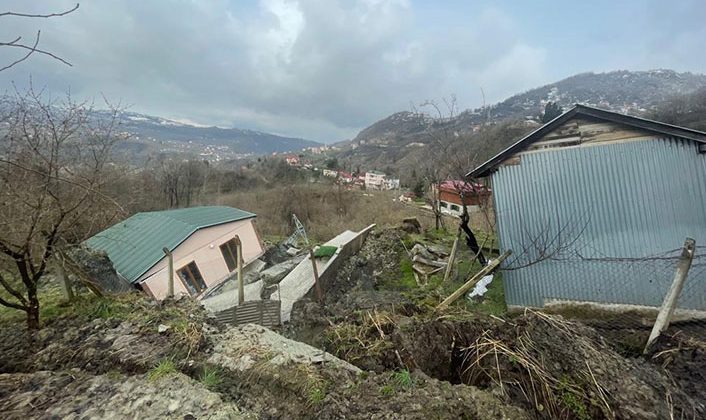 Trabzon’da meydana gelen heyelan sonucunda 1 ev yıkıldı