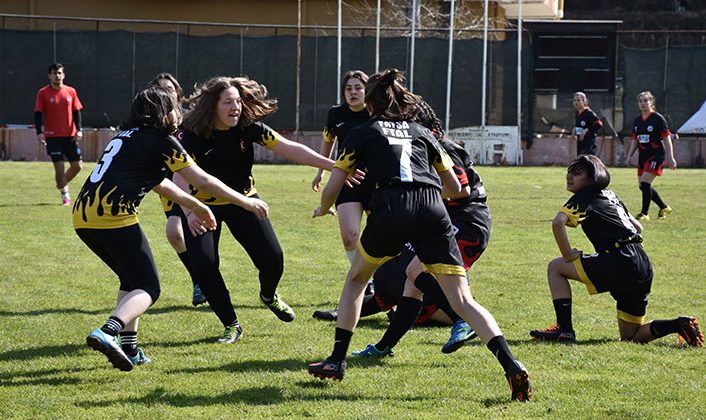 Rugbyye tutkulu olan kız öğrencilerin hayali milli takım forması giymek