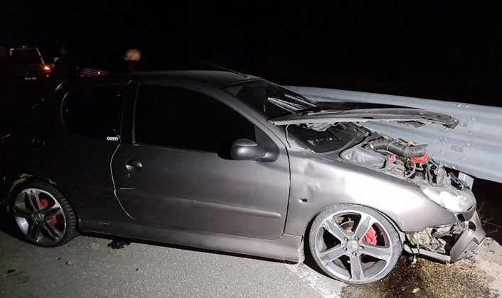 Trabzon plakalı aracın bariyere saplanmasıyla kazaya neden olan kadın, eşiyle yaşadığı tartışma sonucunda kaza yaptı.