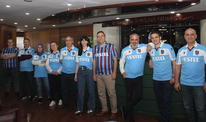 Trabzon Ticaret Borsası’nda işbaşı yapıldı, personele bordo-mavi formal giydirildi.
