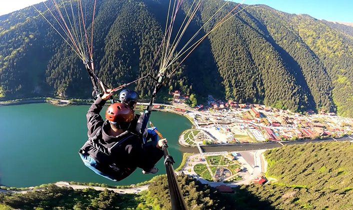 Arap turistler Trabzon’da yamaç paraşütüyle eğleniyor