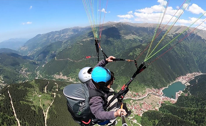 Arap turistler Trabzon'da yamaç paraşütünün keyfini çıkarıyor