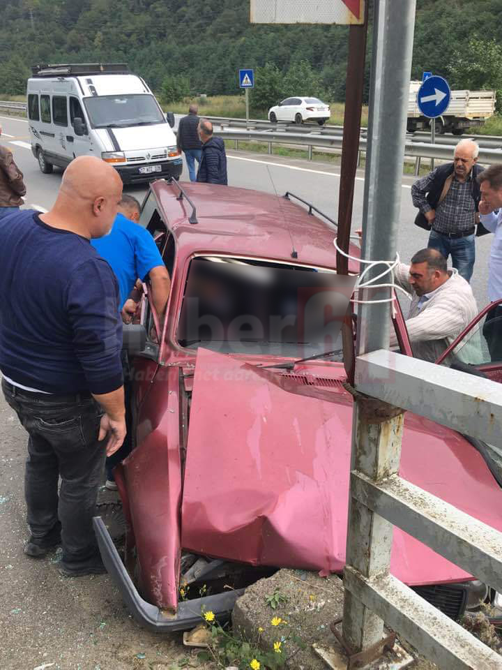 Trabzon’da araba istinat duvarına çarptı