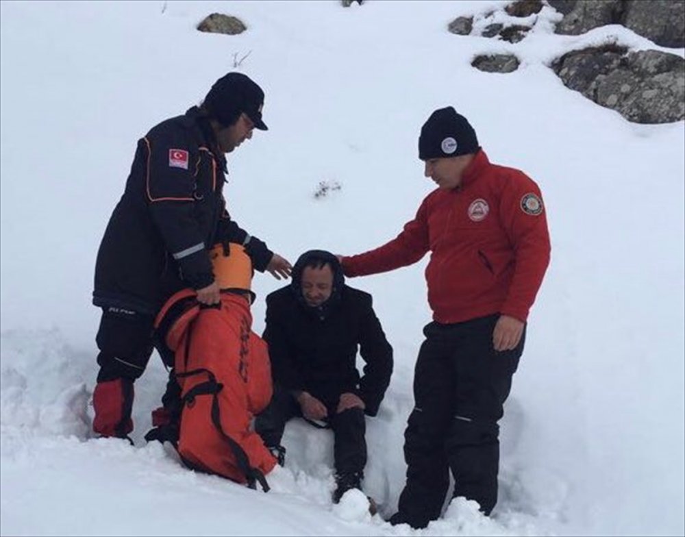 Trabzon'da yaylada donmak üzere olan adam kurtarıldı