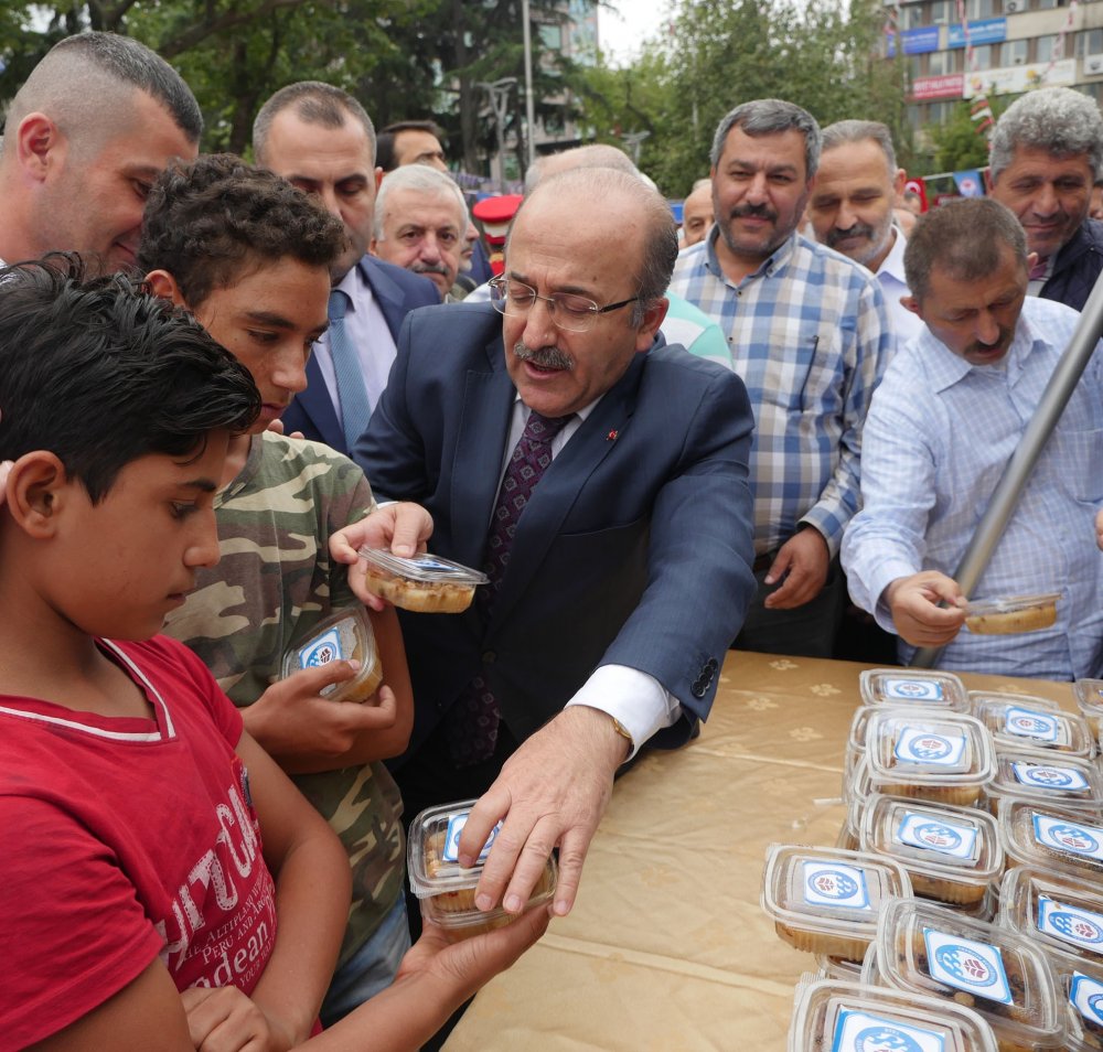 Trabzon'da 18 ilçede halka aşure dağıtıldı